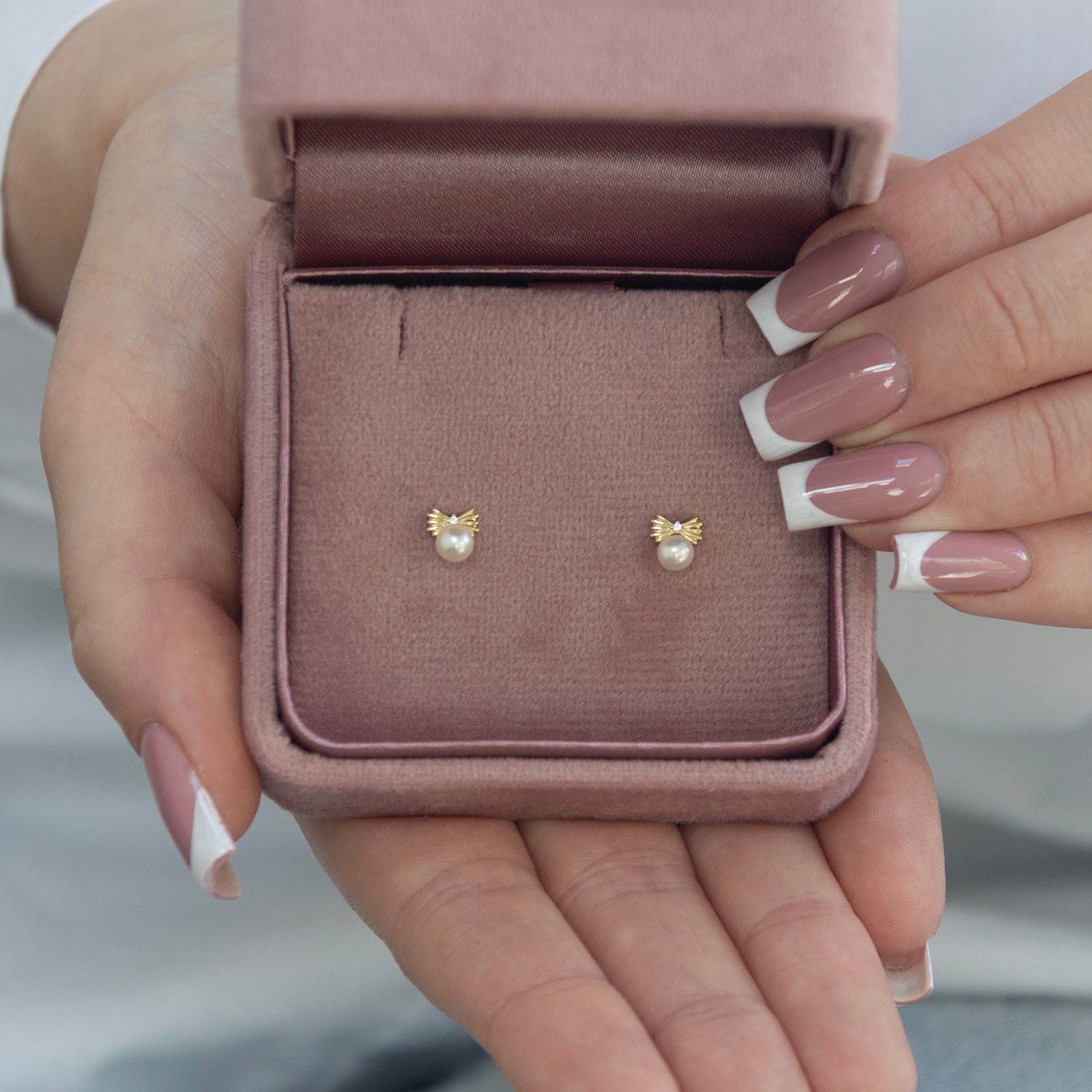 9ct gold pearl studs with bow in the box 
