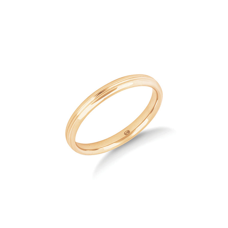 The One Path women's wedding ring in yellow gold, a slender 2.5mm ring with a single groove running around the middle